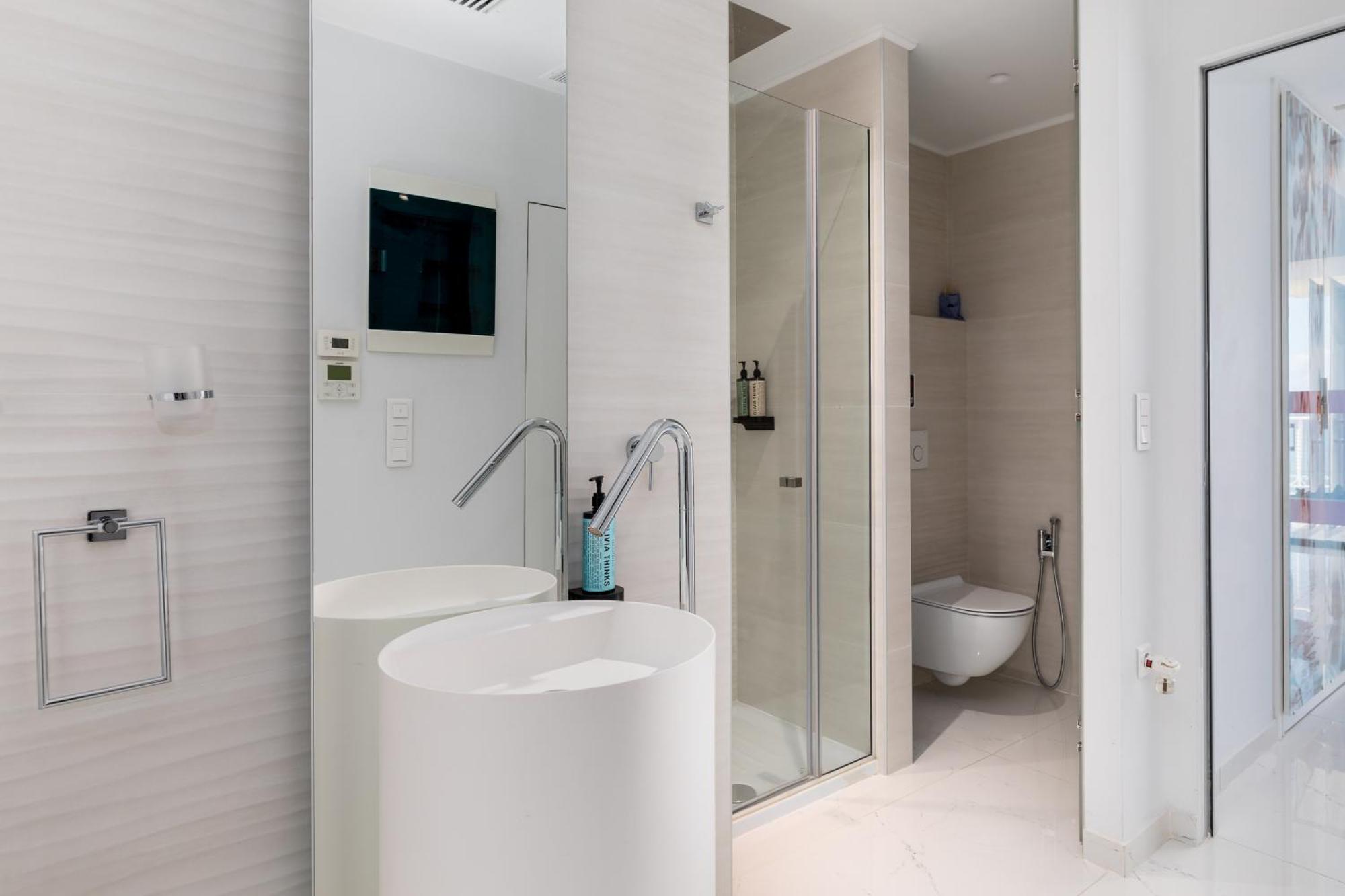 Aria, Lux Seafront Apt With White Tower View