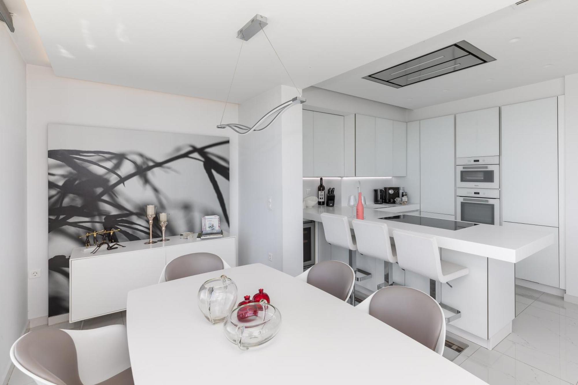Apartment Aria, Lux Seafront Apt With White Tower View